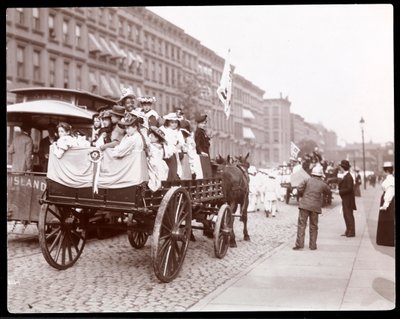 Veduta di giovani donne su un carro nella parata degli spazzini in 34th Street vicino a 4th Avenue, New York da Byron Company